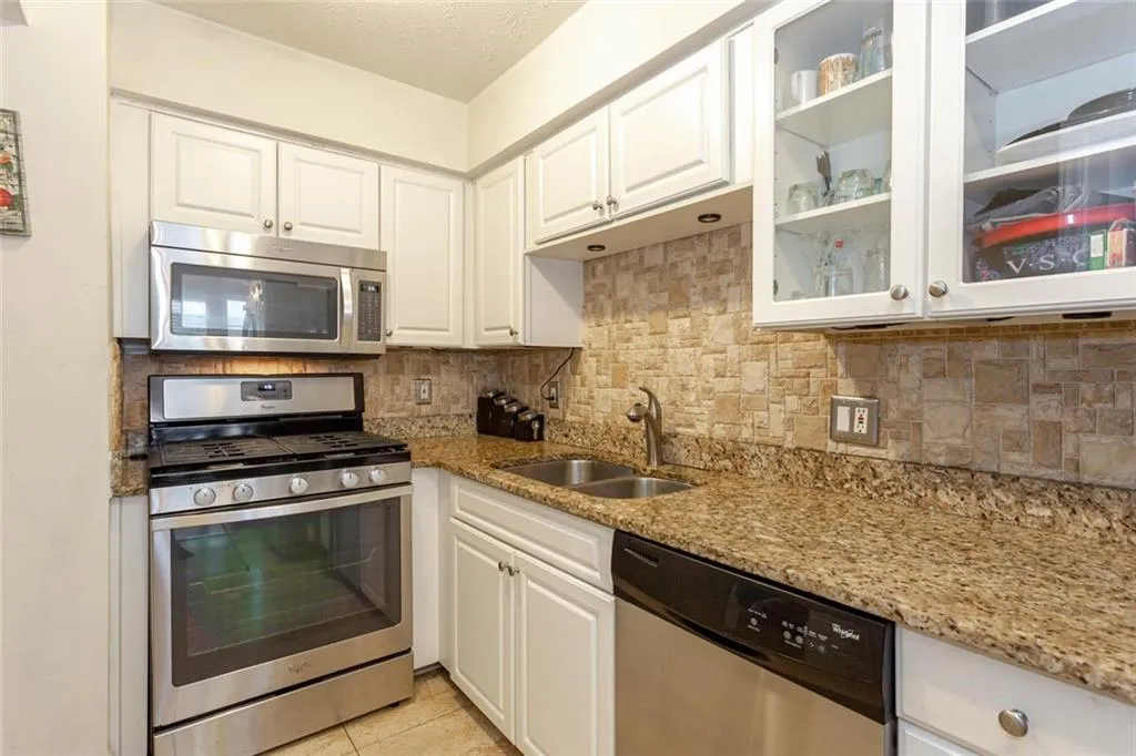 6980 Roswell Road Unit J8, Atlanta, Georgia 30328, 2 Bedrooms Bedrooms, ,1 BathroomBathrooms,Residential,Sold,6980 Roswell Road Unit J8,6803675