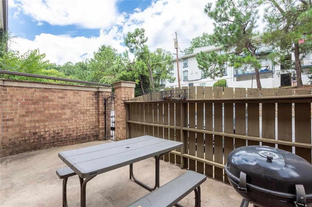 6980 Roswell Road Unit J8, Atlanta, Georgia 30328, 2 Bedrooms Bedrooms, ,1 BathroomBathrooms,Residential,Sold,6980 Roswell Road Unit J8,6803675