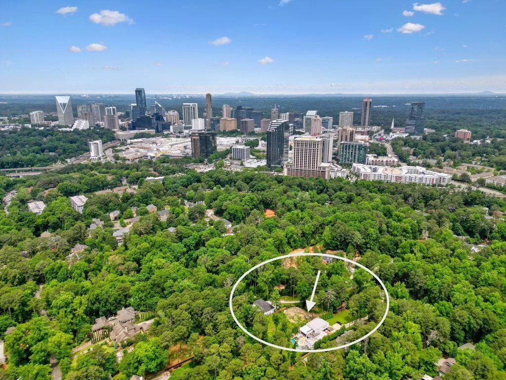 Prime location close to all Buckhead and Atlanta offers yet a quiet neighborhood