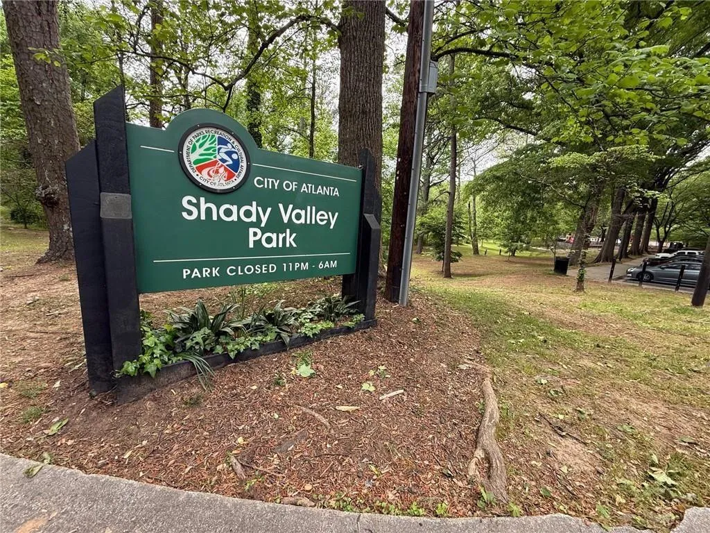 Shady Valley Park is nearby
