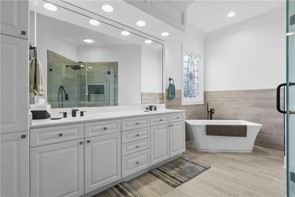 Renovated Master Bath!