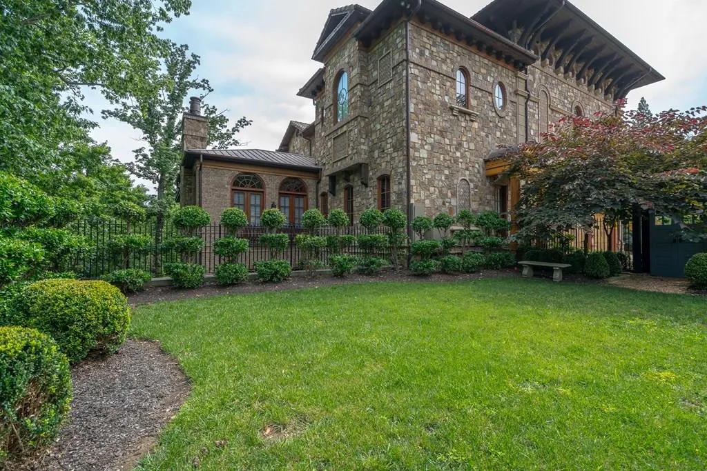 5635 Claire Rose Lane, Atlanta, Georgia 30327, 6 Bedrooms Bedrooms, ,6 BathroomsBathrooms,Residential,Sold,5635 Claire Rose Lane,6100275