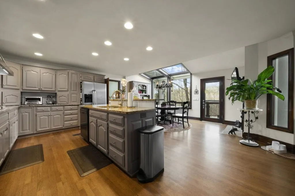 240 Grogans Lake Point, Sandy Springs, Georgia 30350, 6 Bedrooms Bedrooms, ,4 BathroomsBathrooms,Residential,Sold,240 Grogans Lake Point,6653915