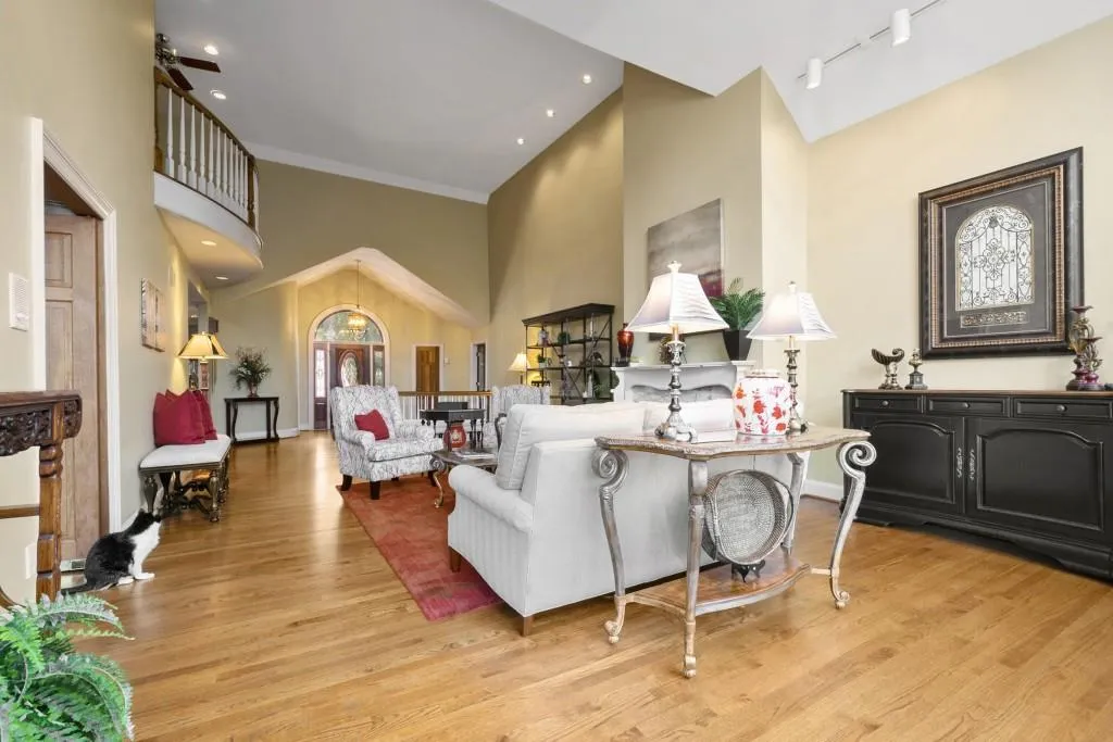 240 Grogans Lake Point, Sandy Springs, Georgia 30350, 6 Bedrooms Bedrooms, ,4 BathroomsBathrooms,Residential,Sold,240 Grogans Lake Point,6653915