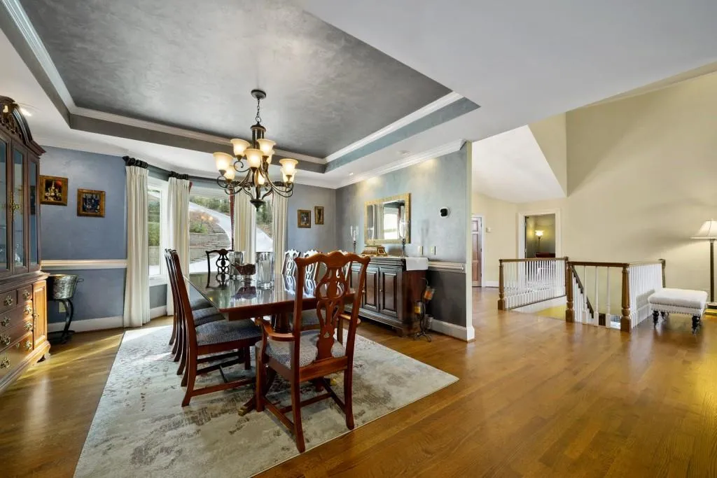 240 Grogans Lake Point, Sandy Springs, Georgia 30350, 6 Bedrooms Bedrooms, ,4 BathroomsBathrooms,Residential,Sold,240 Grogans Lake Point,6653915