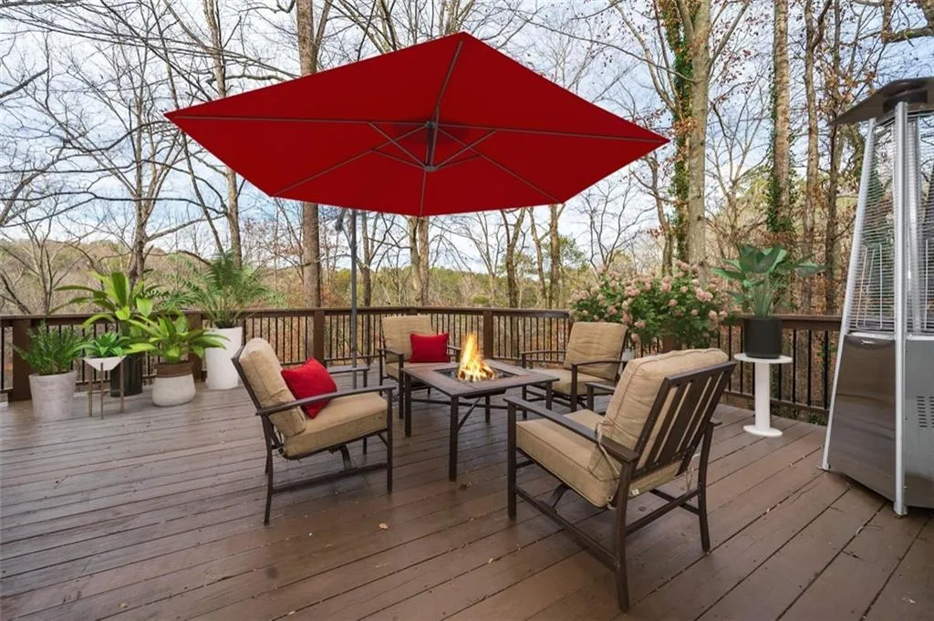 240 Grogans Lake Point, Sandy Springs, Georgia 30350, 6 Bedrooms Bedrooms, ,4 BathroomsBathrooms,Residential,Sold,240 Grogans Lake Point,6653915