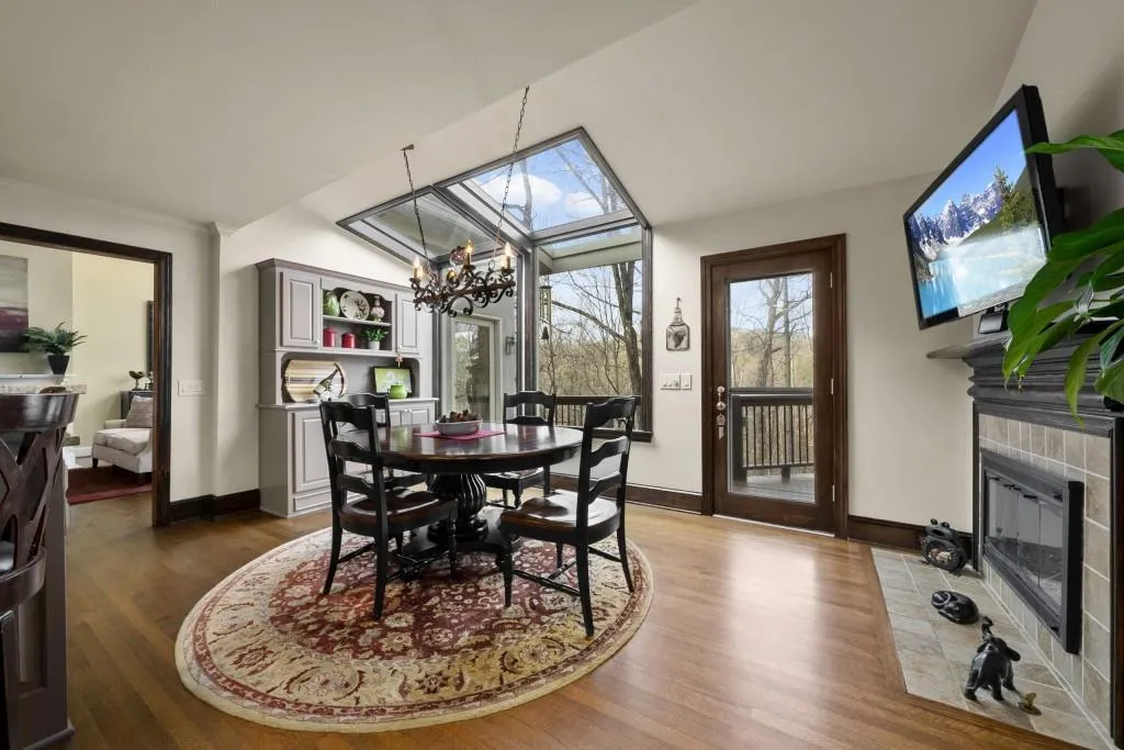 240 Grogans Lake Point, Sandy Springs, Georgia 30350, 6 Bedrooms Bedrooms, ,4 BathroomsBathrooms,Residential,Sold,240 Grogans Lake Point,6653915