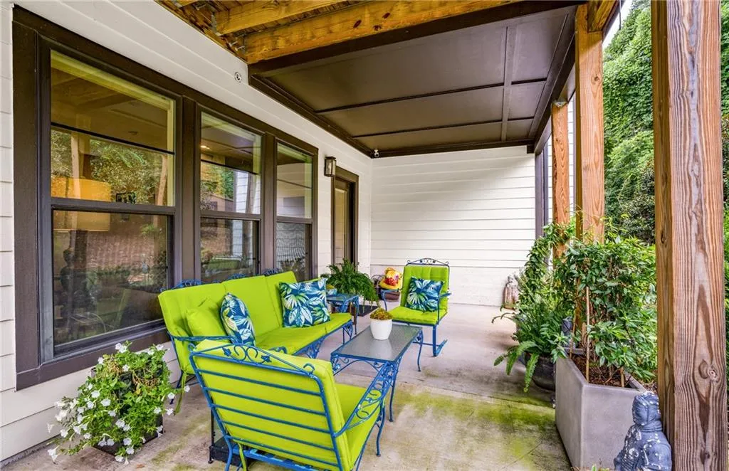 View of patio / terrace featuring an outdoor living space