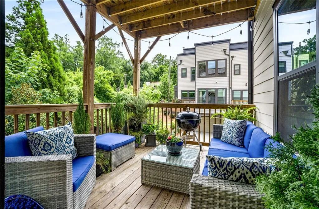 Deck with outdoor lounge area and area for grilling off the kithcen