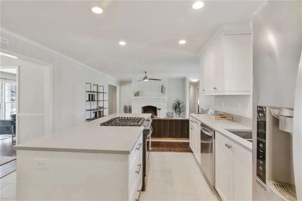 640 Starlight Drive, Sandy Springs, Georgia 30342, 5 Bedrooms Bedrooms, ,4 BathroomsBathrooms,Residential,Sold,640 Starlight Drive,6994973