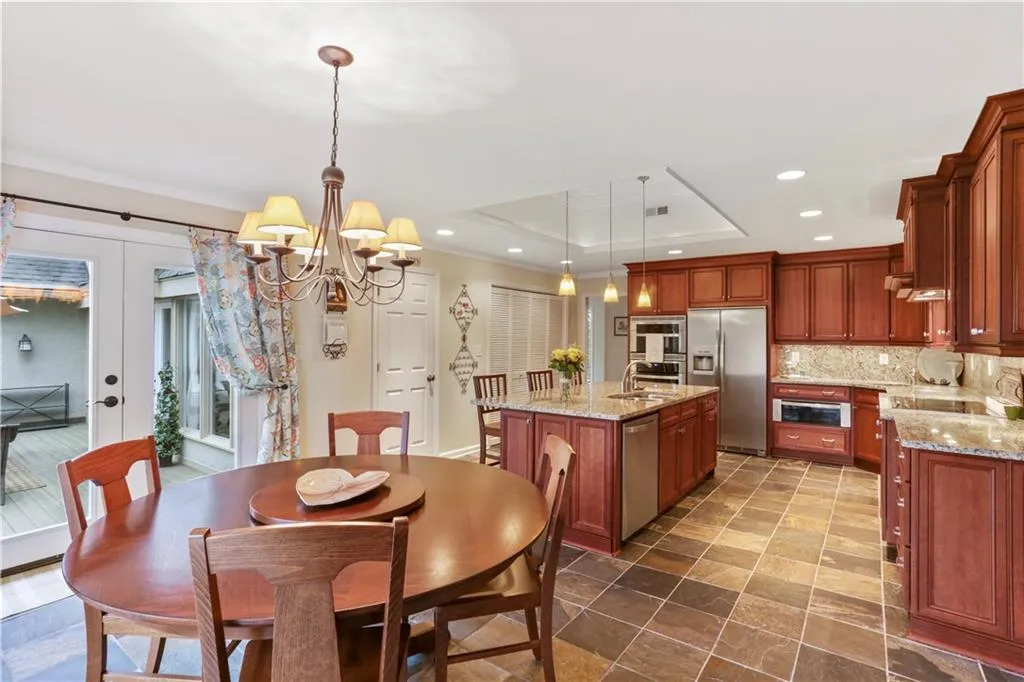 5 The Landing, Sandy Springs, Georgia 30350, 3 Bedrooms Bedrooms, ,3 BathroomsBathrooms,Residential,Sold,5 The Landing,6731854