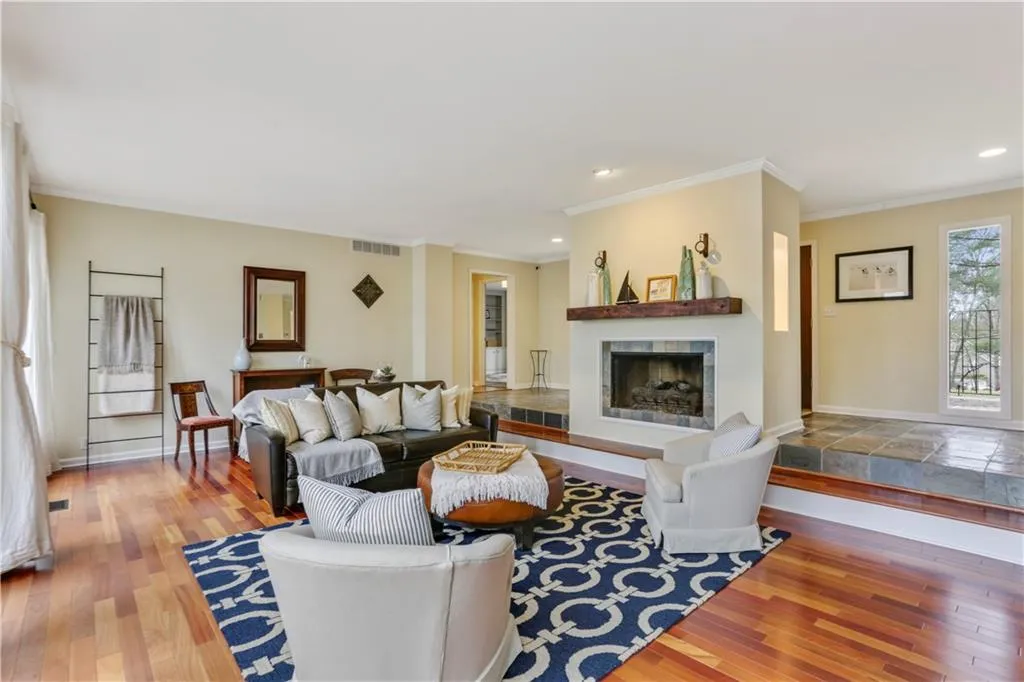 5 The Landing, Sandy Springs, Georgia 30350, 3 Bedrooms Bedrooms, ,3 BathroomsBathrooms,Residential,Sold,5 The Landing,6731854