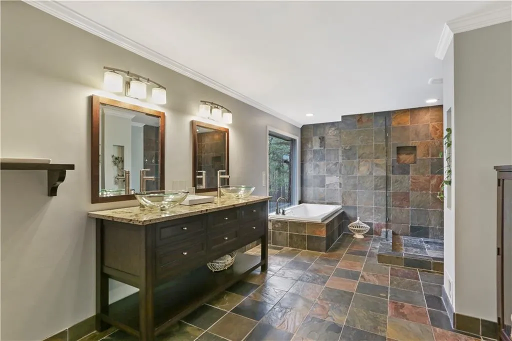 5 The Landing, Sandy Springs, Georgia 30350, 3 Bedrooms Bedrooms, ,3 BathroomsBathrooms,Residential,Sold,5 The Landing,6731854