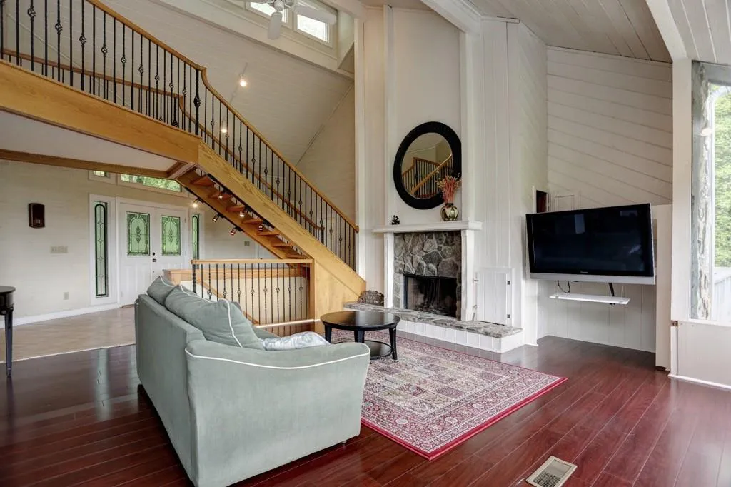 140 Huntcliff Point Ne, Atlanta, Georgia 30350, 6 Bedrooms Bedrooms, ,3 BathroomsBathrooms,Residential,Sold,140 Huntcliff Point Ne,5686888