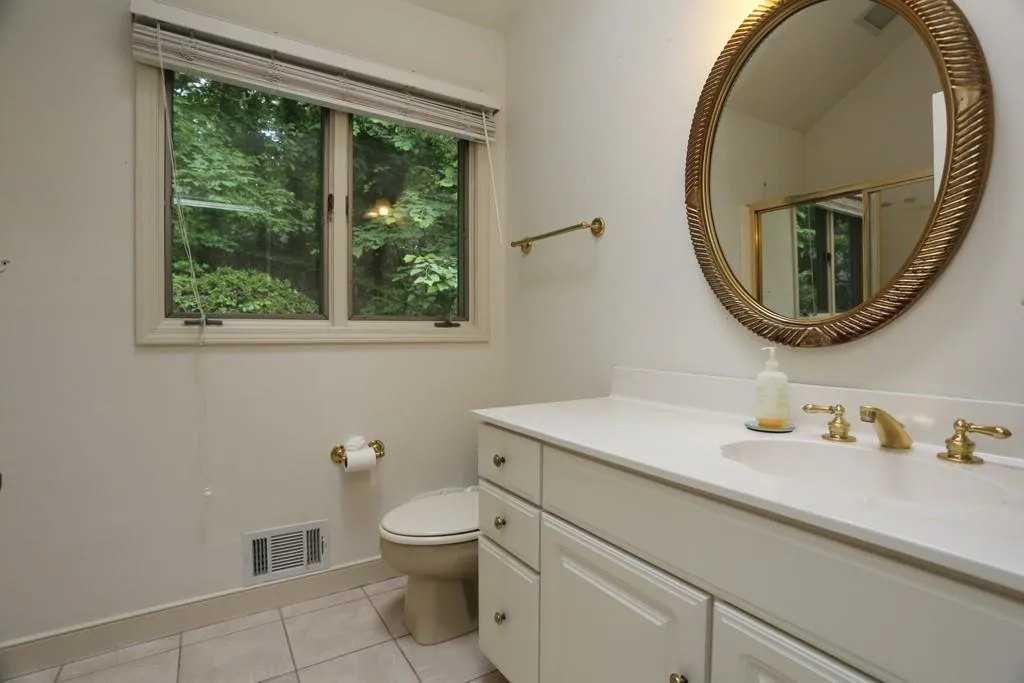 140 Huntcliff Point Ne, Atlanta, Georgia 30350, 6 Bedrooms Bedrooms, ,3 BathroomsBathrooms,Residential,Sold,140 Huntcliff Point Ne,5686888