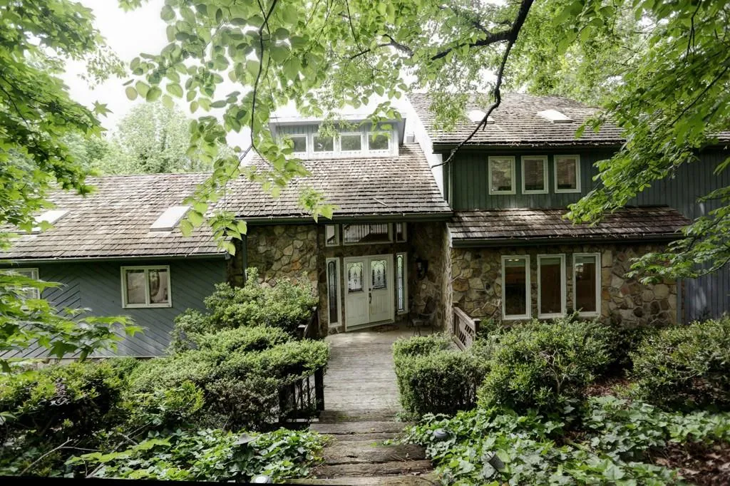 140 Huntcliff Point Ne, Atlanta, Georgia 30350, 6 Bedrooms Bedrooms, ,3 BathroomsBathrooms,Residential,Sold,140 Huntcliff Point Ne,5686888