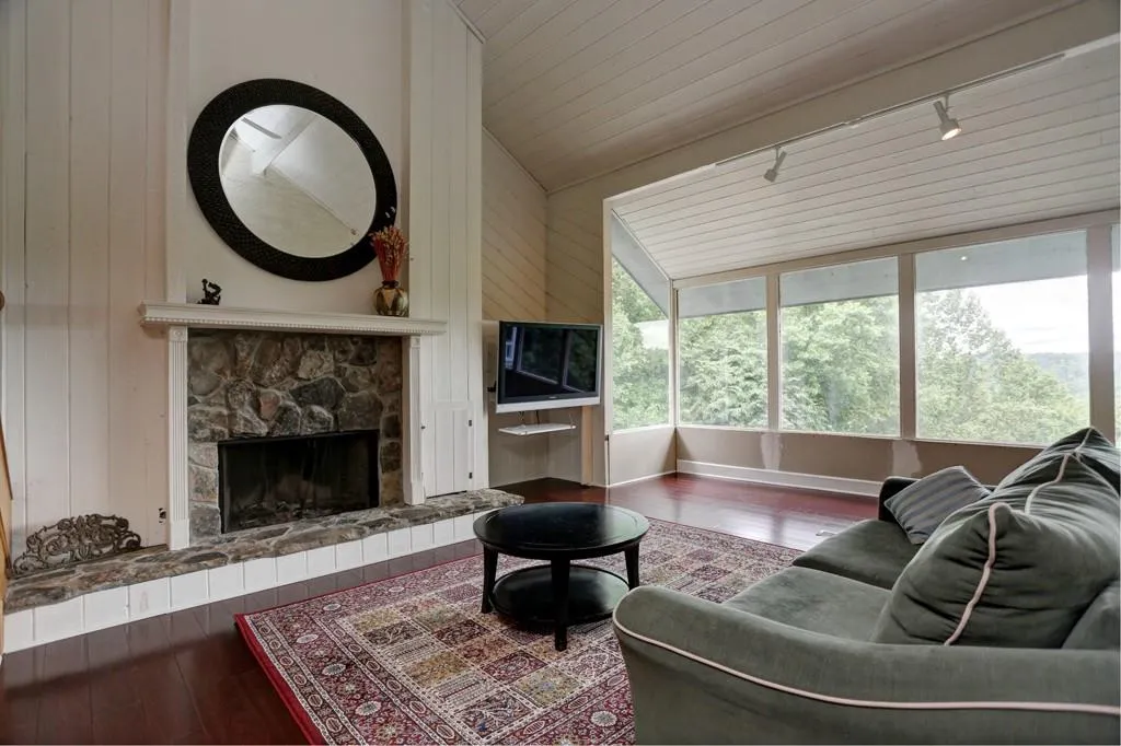 140 Huntcliff Point Ne, Atlanta, Georgia 30350, 6 Bedrooms Bedrooms, ,3 BathroomsBathrooms,Residential,Sold,140 Huntcliff Point Ne,5686888