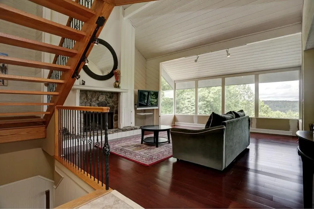 140 Huntcliff Point Ne, Atlanta, Georgia 30350, 6 Bedrooms Bedrooms, ,3 BathroomsBathrooms,Residential,Sold,140 Huntcliff Point Ne,5686888