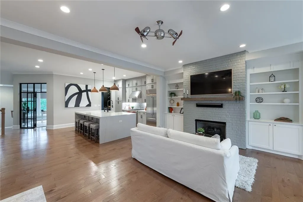 124 W Wieuca Road Ne, Atlanta, Georgia 30342, 4 Bedrooms Bedrooms, ,4 BathroomsBathrooms,Residential,Sold,124 W Wieuca Road Ne,7386295