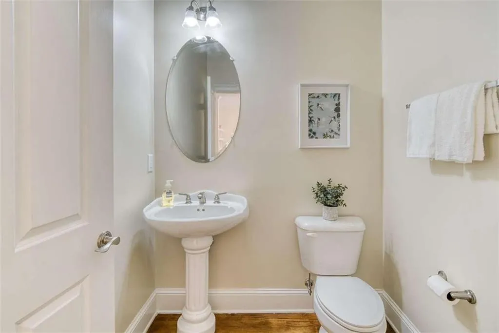 5480 Glenridge View, Sandy Springs, Georgia 30342, 2 Bedrooms Bedrooms, ,2 BathroomsBathrooms,Residential,Sold,5480 Glenridge View,6793485