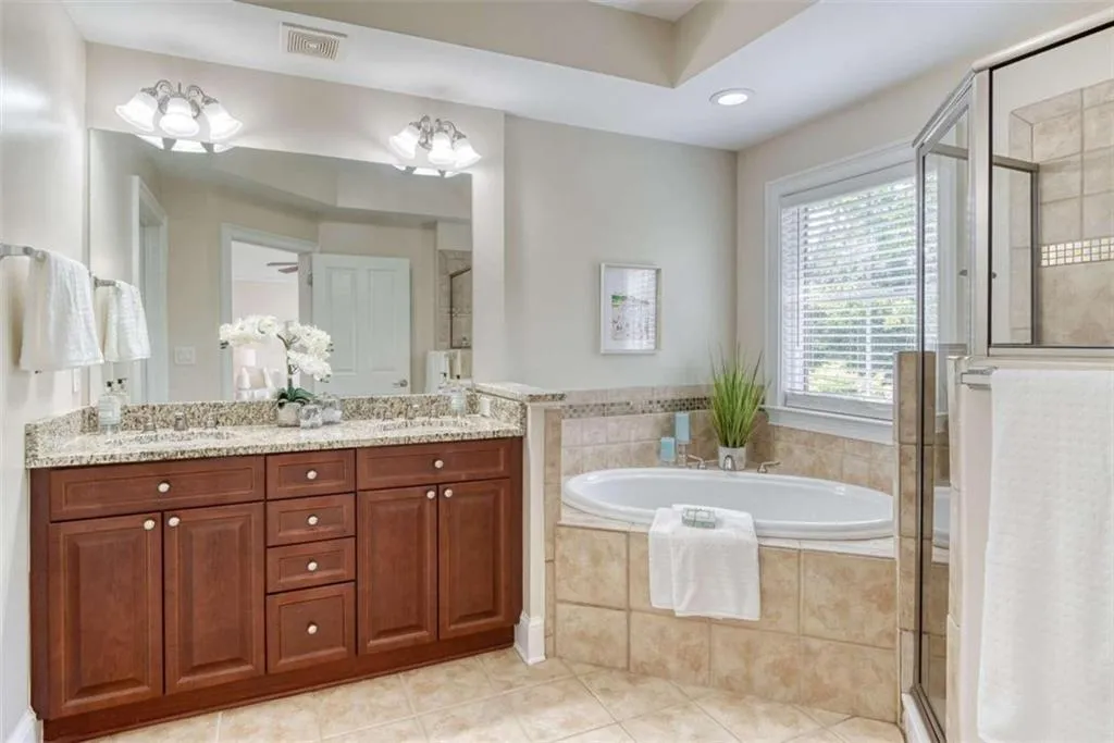 5480 Glenridge View, Sandy Springs, Georgia 30342, 2 Bedrooms Bedrooms, ,2 BathroomsBathrooms,Residential,Sold,5480 Glenridge View,6793485