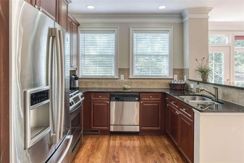 5480 Glenridge View, Sandy Springs, Georgia 30342, 2 Bedrooms Bedrooms, ,2 BathroomsBathrooms,Residential,Sold,5480 Glenridge View,6793485