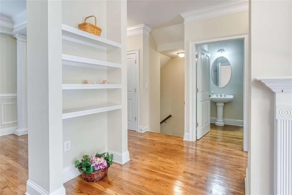 5480 Glenridge View, Sandy Springs, Georgia 30342, 2 Bedrooms Bedrooms, ,2 BathroomsBathrooms,Residential,Sold,5480 Glenridge View,6793485