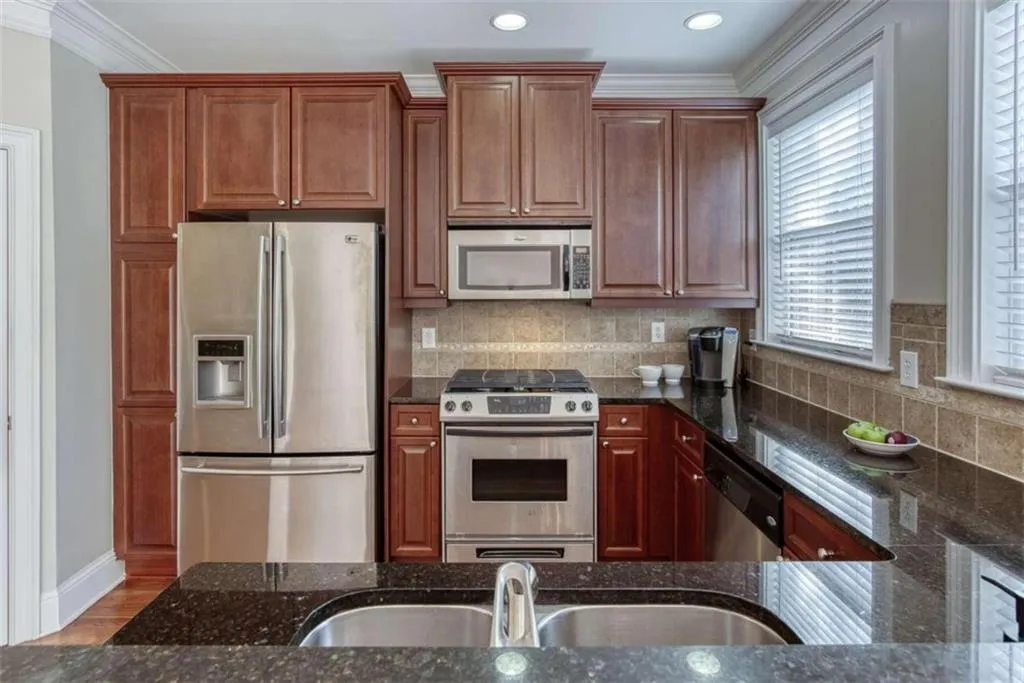5480 Glenridge View, Sandy Springs, Georgia 30342, 2 Bedrooms Bedrooms, ,2 BathroomsBathrooms,Residential,Sold,5480 Glenridge View,6793485