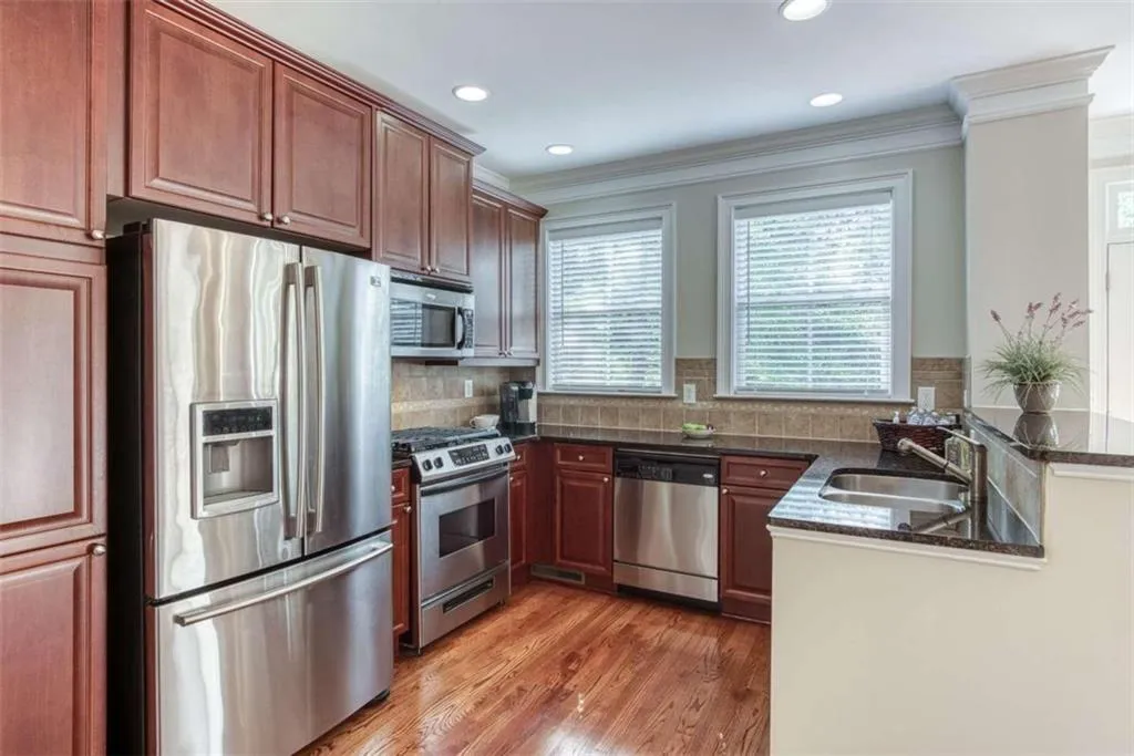 5480 Glenridge View, Sandy Springs, Georgia 30342, 2 Bedrooms Bedrooms, ,2 BathroomsBathrooms,Residential,Sold,5480 Glenridge View,6793485