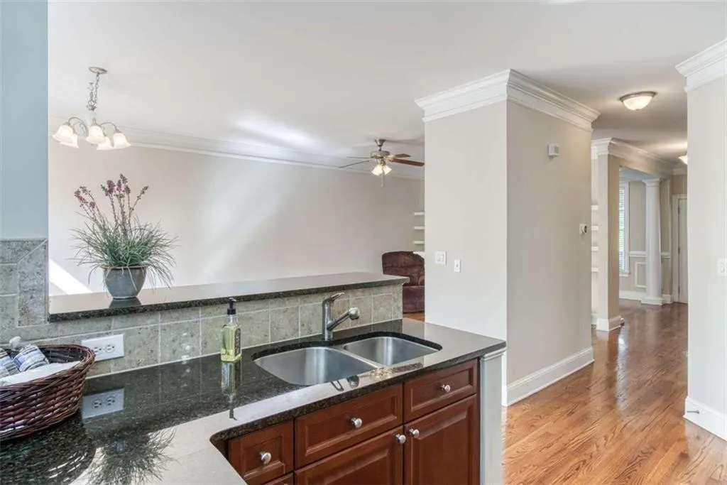 5480 Glenridge View, Sandy Springs, Georgia 30342, 2 Bedrooms Bedrooms, ,2 BathroomsBathrooms,Residential,Sold,5480 Glenridge View,6793485