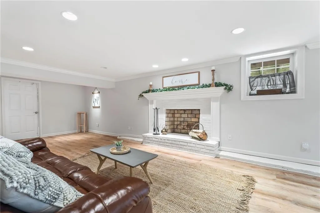 10 Wyndham Drive, Sandy Springs, Georgia 30328, 5 Bedrooms Bedrooms, ,3 BathroomsBathrooms,Residential,Sold,10 Wyndham Drive,7565324
