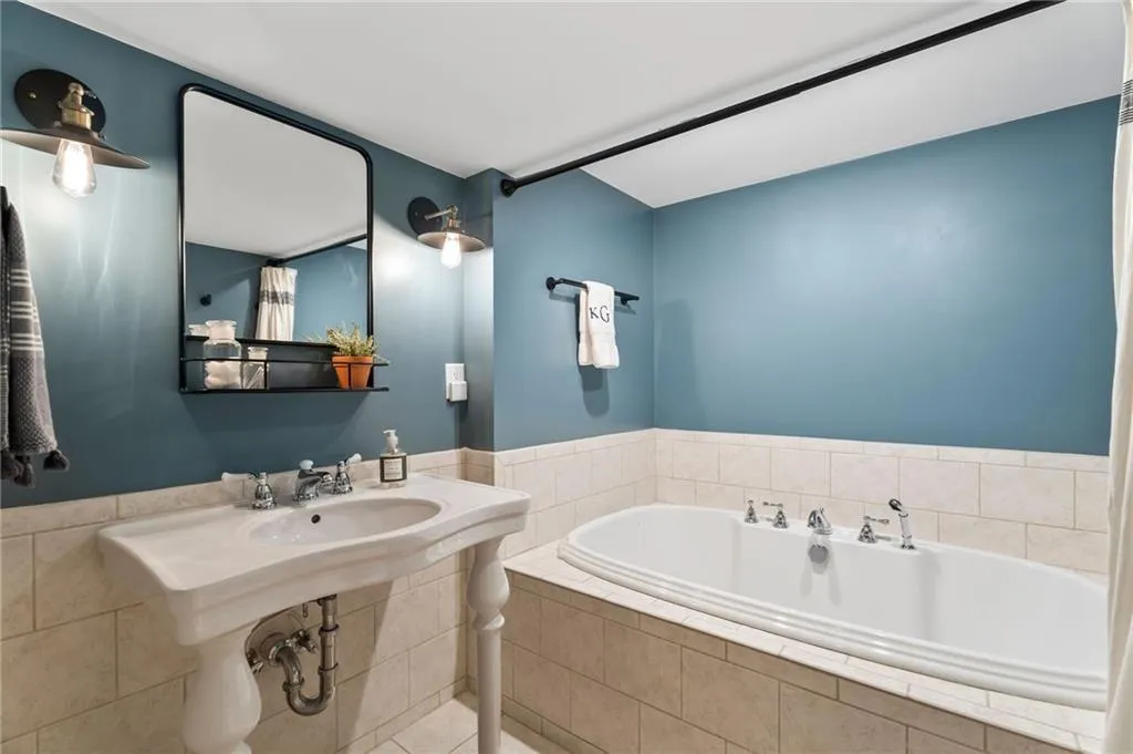 10 Wyndham Drive, Sandy Springs, Georgia 30328, 5 Bedrooms Bedrooms, ,3 BathroomsBathrooms,Residential,Sold,10 Wyndham Drive,7565324