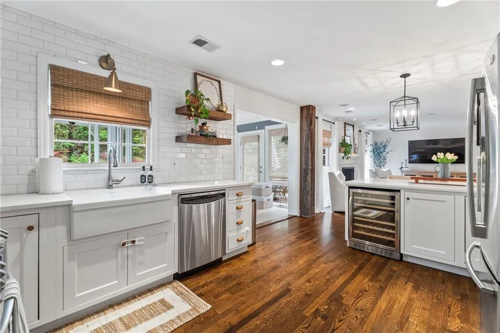10 Wyndham Drive, Sandy Springs, Georgia 30328, 5 Bedrooms Bedrooms, ,3 BathroomsBathrooms,Residential,Sold,10 Wyndham Drive,7565324