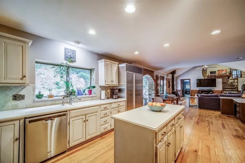 9360 Huntcliff Trace, Atlanta, Georgia 30350, 5 Bedrooms Bedrooms, ,3 BathroomsBathrooms,Residential,Sold,9360 Huntcliff Trace,6630196