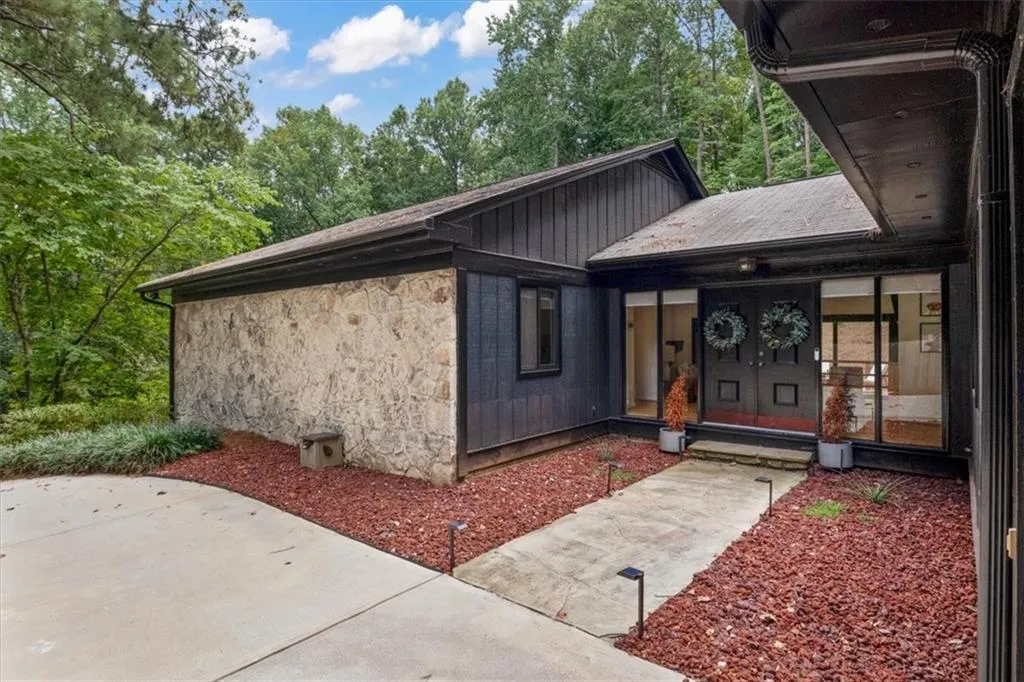 210 N Mill Court, Atlanta, Georgia 30328, 3 Bedrooms Bedrooms, ,2 BathroomsBathrooms,Residential,Sold,210 N Mill Court,7102327