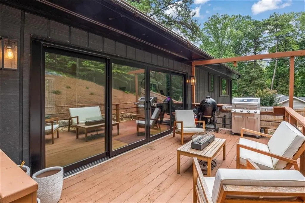 210 N Mill Court, Atlanta, Georgia 30328, 3 Bedrooms Bedrooms, ,2 BathroomsBathrooms,Residential,Sold,210 N Mill Court,7102327