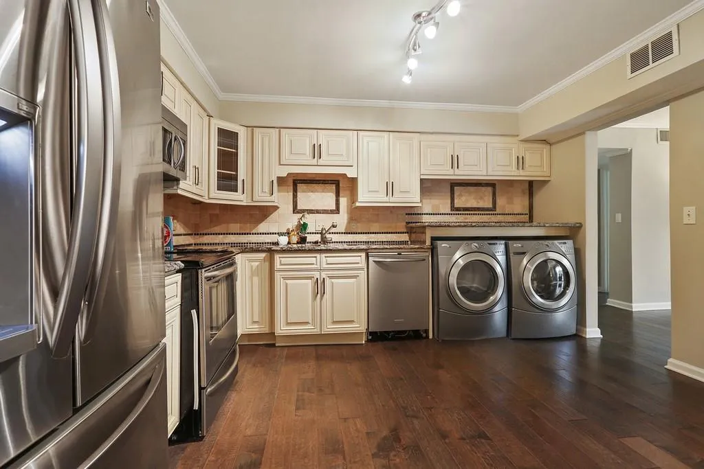 6520 Roswell Road Unit 99, Sandy Springs, Georgia 30328, 2 Bedrooms Bedrooms, ,2 BathroomsBathrooms,Residential,Sold,6520 Roswell Road Unit 99,6517156