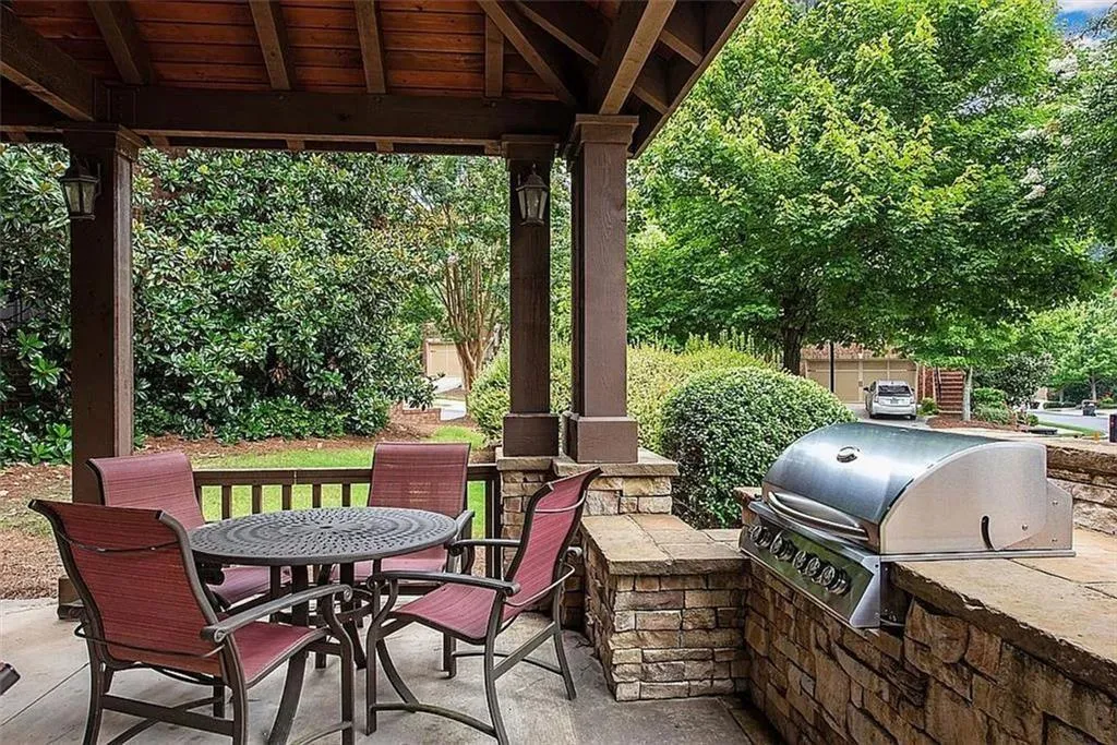 2856 Overlook Trace Ne, Atlanta, Georgia 30324, 4 Bedrooms Bedrooms, 0 ,2 BathroomsBathrooms,Residential,For Sale,2856 Overlook Trace Ne,7726351