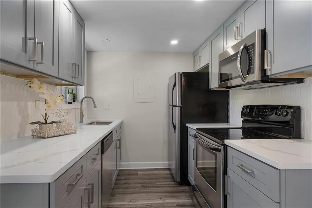 6900 Roswell Road Ne Unit F2, Atlanta, Georgia 30328, 2 Bedrooms Bedrooms, ,2 BathroomsBathrooms,Residential,Sold,6900 Roswell Road Ne Unit F2,7045124