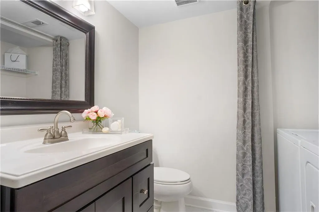 6900 Roswell Road Ne Unit F2, Atlanta, Georgia 30328, 2 Bedrooms Bedrooms, ,2 BathroomsBathrooms,Residential,Sold,6900 Roswell Road Ne Unit F2,7045124