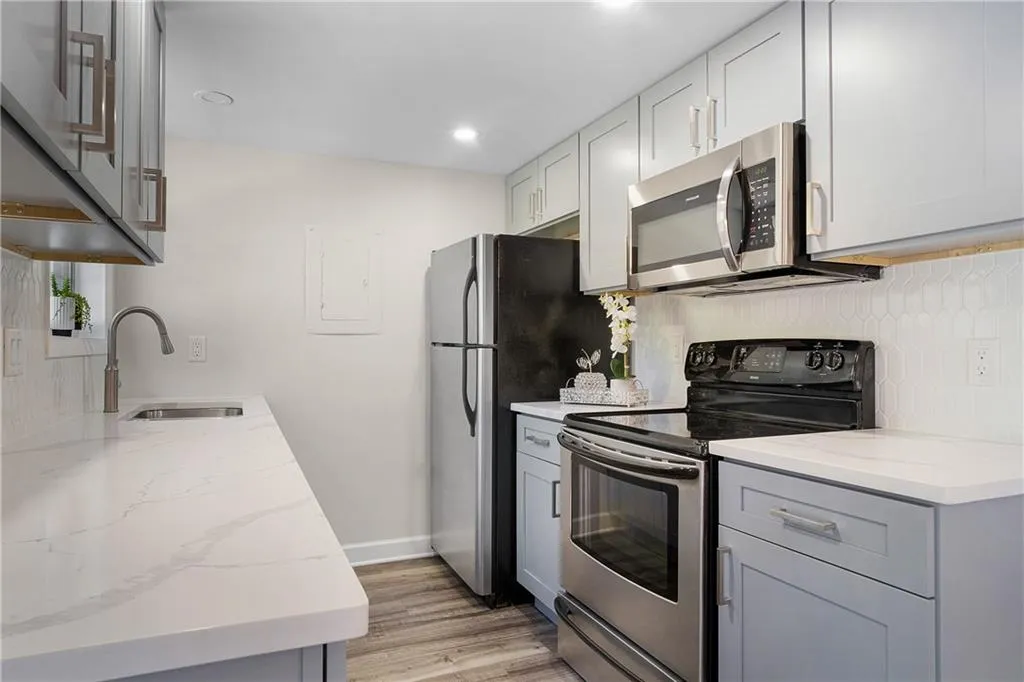 6900 Roswell Road Ne Unit F2, Atlanta, Georgia 30328, 2 Bedrooms Bedrooms, ,2 BathroomsBathrooms,Residential,Sold,6900 Roswell Road Ne Unit F2,7045124
