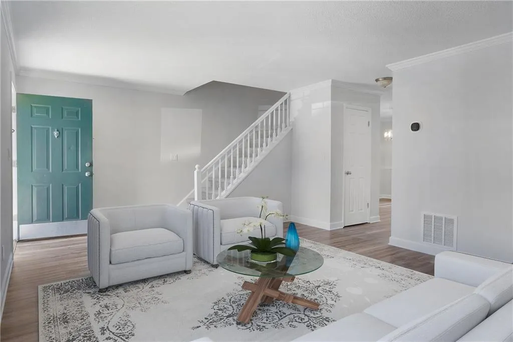 6900 Roswell Road Ne Unit F2, Atlanta, Georgia 30328, 2 Bedrooms Bedrooms, ,2 BathroomsBathrooms,Residential,Sold,6900 Roswell Road Ne Unit F2,7045124