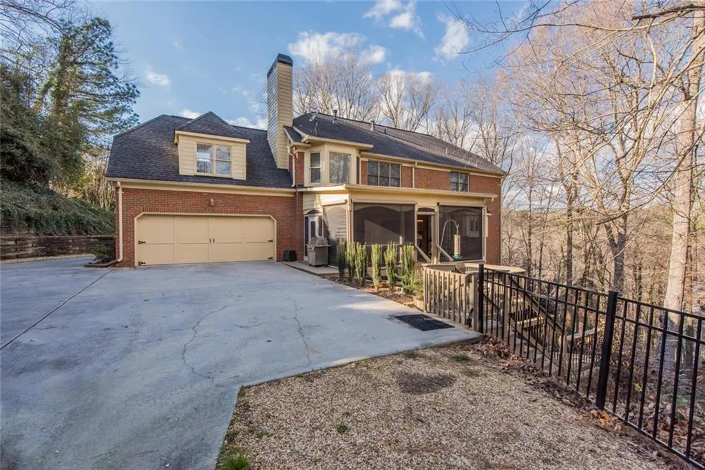 210 Grogans Lake Point, Sandy Springs, Georgia 30350, 4 Bedrooms Bedrooms, ,3 BathroomsBathrooms,Residential,Sold,210 Grogans Lake Point,6123129