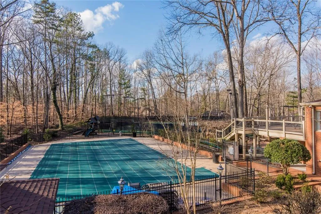 210 Grogans Lake Point, Sandy Springs, Georgia 30350, 4 Bedrooms Bedrooms, ,3 BathroomsBathrooms,Residential,Sold,210 Grogans Lake Point,6123129