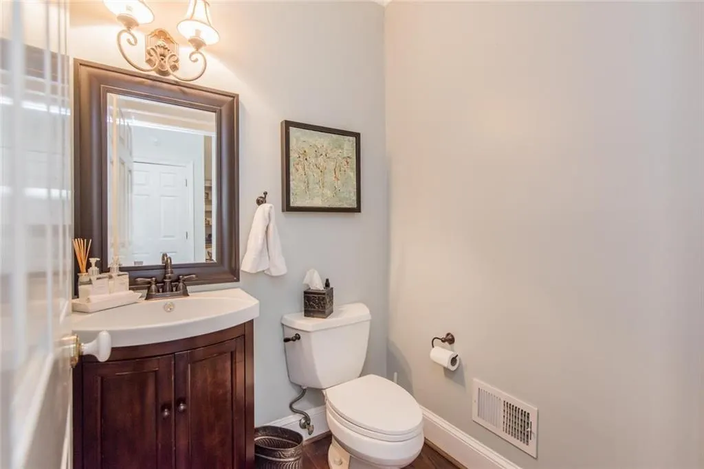 210 Grogans Lake Point, Sandy Springs, Georgia 30350, 4 Bedrooms Bedrooms, ,3 BathroomsBathrooms,Residential,Sold,210 Grogans Lake Point,6123129