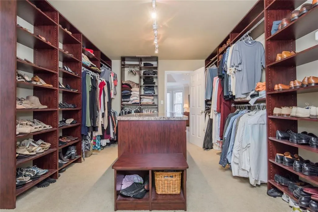 210 Grogans Lake Point, Sandy Springs, Georgia 30350, 4 Bedrooms Bedrooms, ,3 BathroomsBathrooms,Residential,Sold,210 Grogans Lake Point,6123129