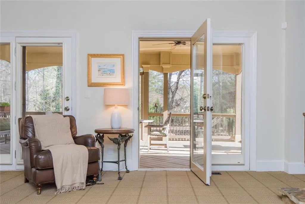 210 Grogans Lake Point, Sandy Springs, Georgia 30350, 4 Bedrooms Bedrooms, ,3 BathroomsBathrooms,Residential,Sold,210 Grogans Lake Point,6123129