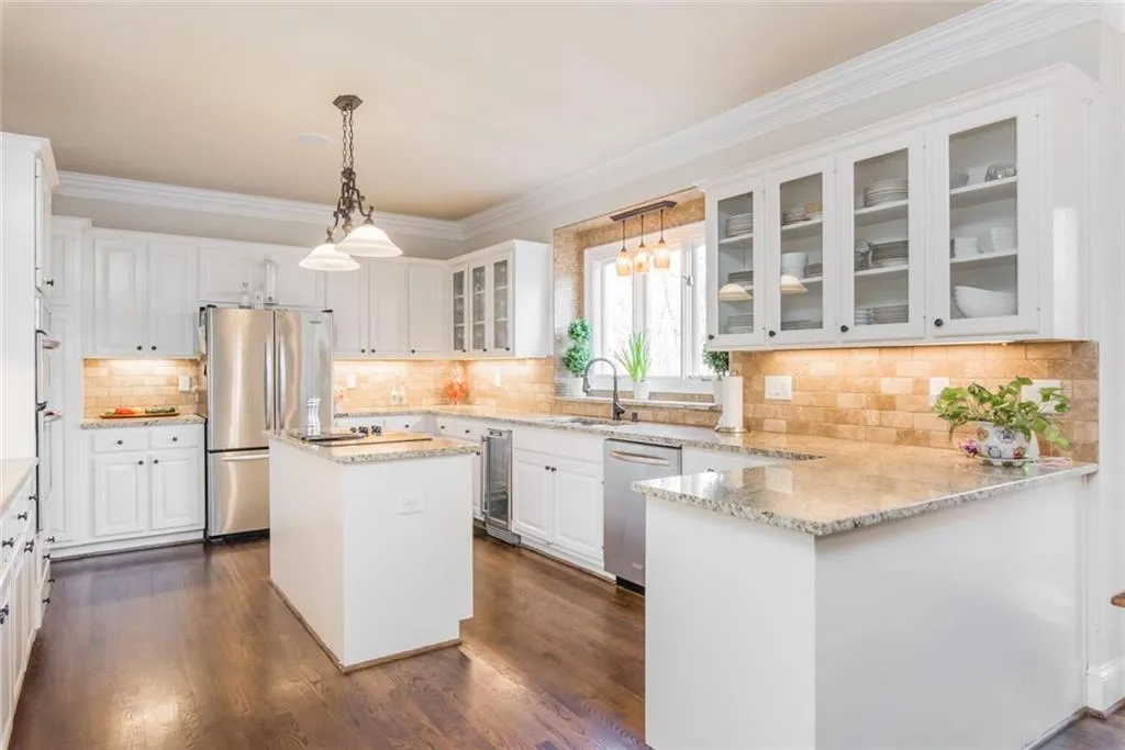 210 Grogans Lake Point, Sandy Springs, Georgia 30350, 4 Bedrooms Bedrooms, ,3 BathroomsBathrooms,Residential,Sold,210 Grogans Lake Point,6123129