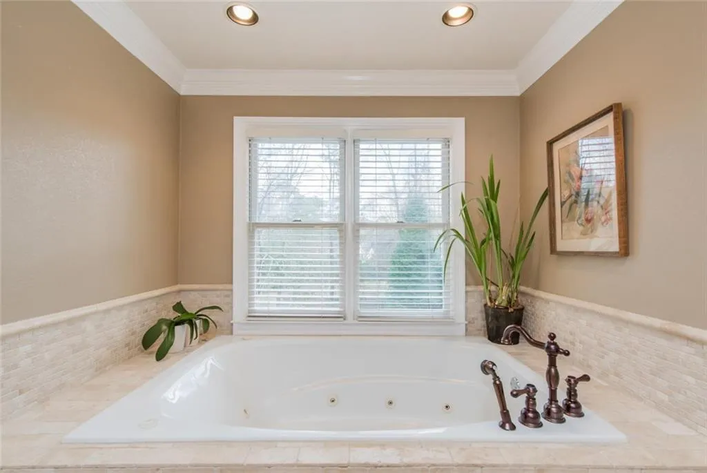 210 Grogans Lake Point, Sandy Springs, Georgia 30350, 4 Bedrooms Bedrooms, ,3 BathroomsBathrooms,Residential,Sold,210 Grogans Lake Point,6123129