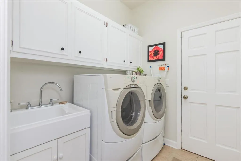 210 Grogans Lake Point, Sandy Springs, Georgia 30350, 4 Bedrooms Bedrooms, ,3 BathroomsBathrooms,Residential,Sold,210 Grogans Lake Point,6123129